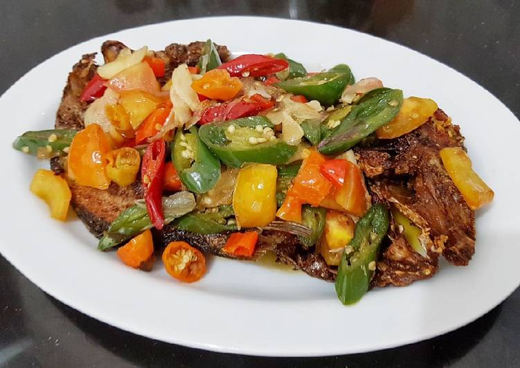 Bumbu mengolah Ikan goreng siram cabe2an Lezat