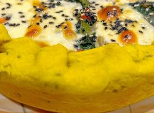 Una foto de Pascualina de zucchini con masa casera de cúrcuma