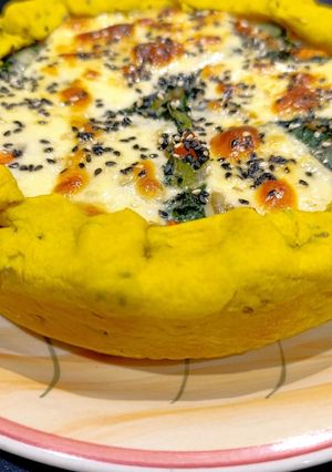 Una foto de Pascualina de zucchini con masa casera de cúrcuma