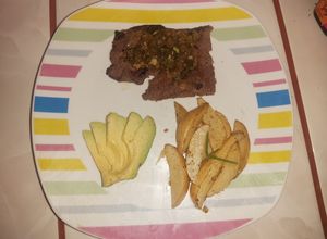 Una foto de Filete al perejil con papas rústicas