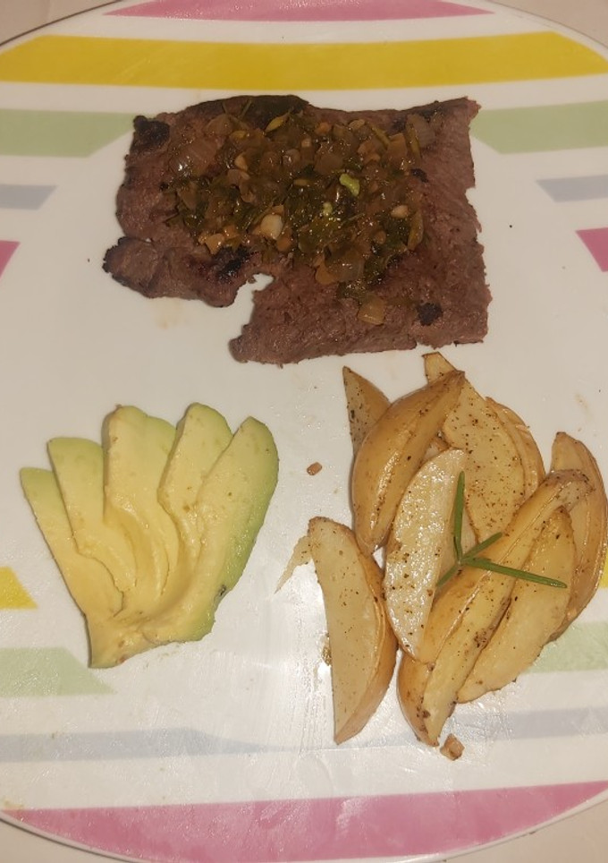 Una foto de Filete al perejil con papas rústicas