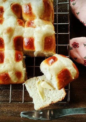 A picture of Easter Hot Cross Buns.
