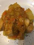 Bocconcini di pollo cotti nella birra con patate e carote
