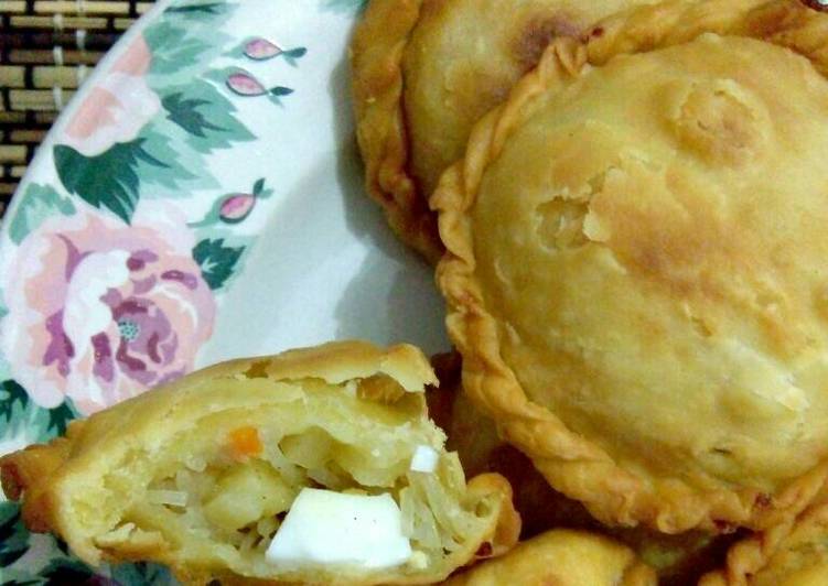 Bagaimana Menyiapkan Pastel goreng renyah Anti Gagal