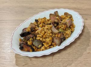 Una foto de Trampantojo de patatas revolconas con lenteja roja pelada y guanciale