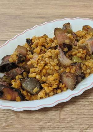 Una foto de Trampantojo de patatas revolconas con lenteja roja pelada y guanciale
