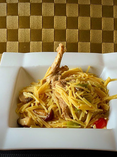 Una foto de Fideos con conejo y setas