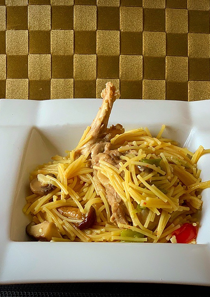 Una foto de Fideos con conejo y setas
