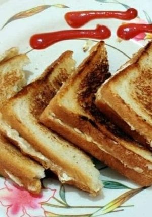 A picture of Dahi aloo sandwich.