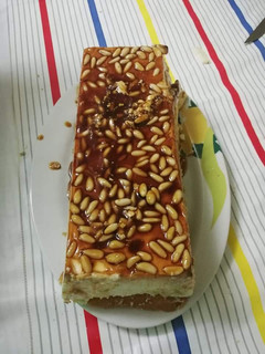 Una foto de Tarta de queso con caramelo y piñones