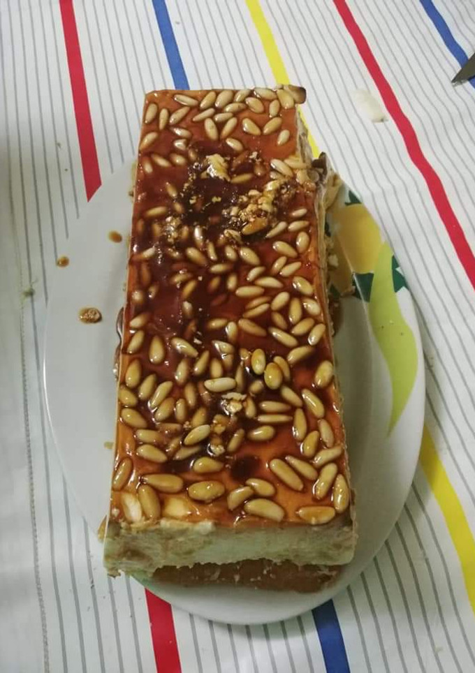 Una foto de Tarta de queso con caramelo y piñones