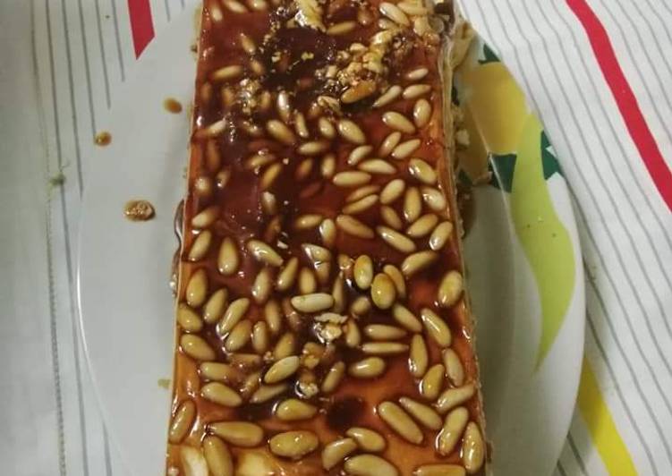 Tarta de queso con caramelo y piñones