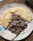 Arepa de queso con carne estilo goulash