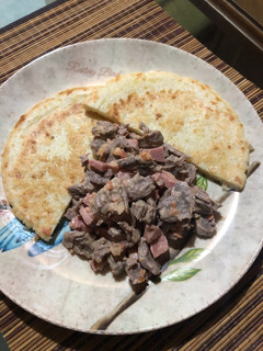 Una foto de Arepa de queso con carne estilo goulash