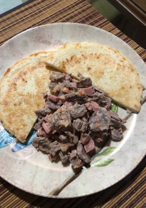Una foto de Arepa de queso con carne estilo goulash