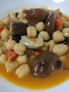 Una foto de Garbanzos con verduras y setas shiitake