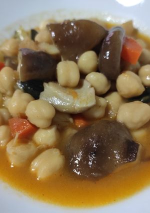 Una foto de Garbanzos con verduras y setas shiitake