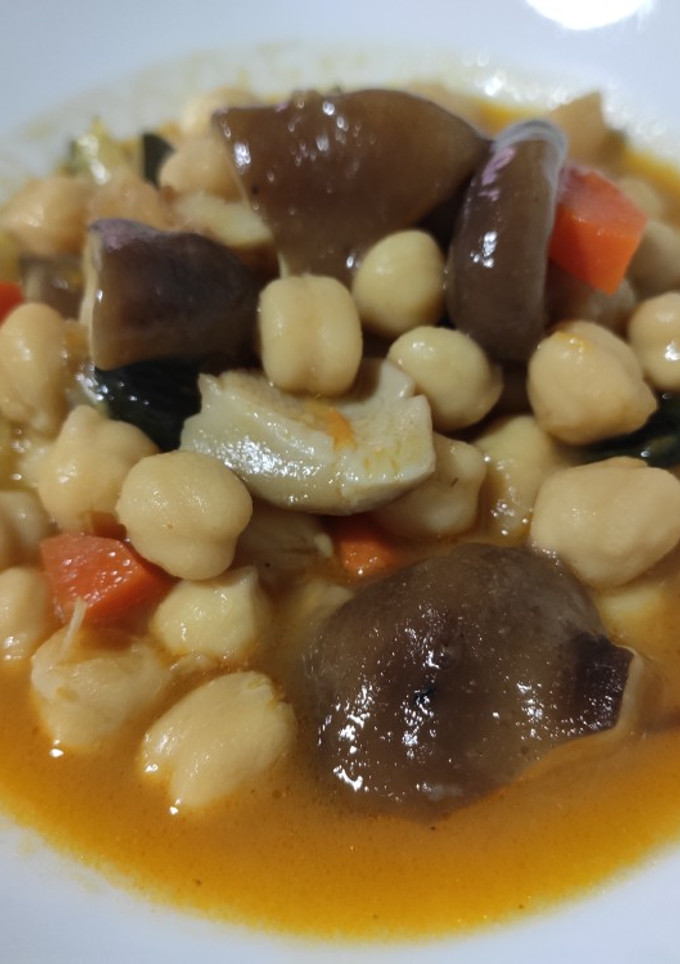 Una foto de Garbanzos con verduras y setas shiitake