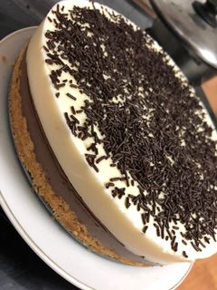 Una foto de Tarta 2 chocolates, con base de galleta