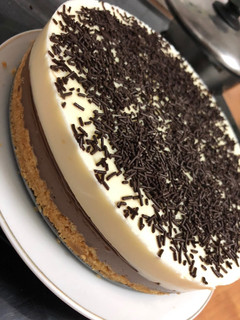 Una foto de Tarta 2 chocolates, con base de galleta