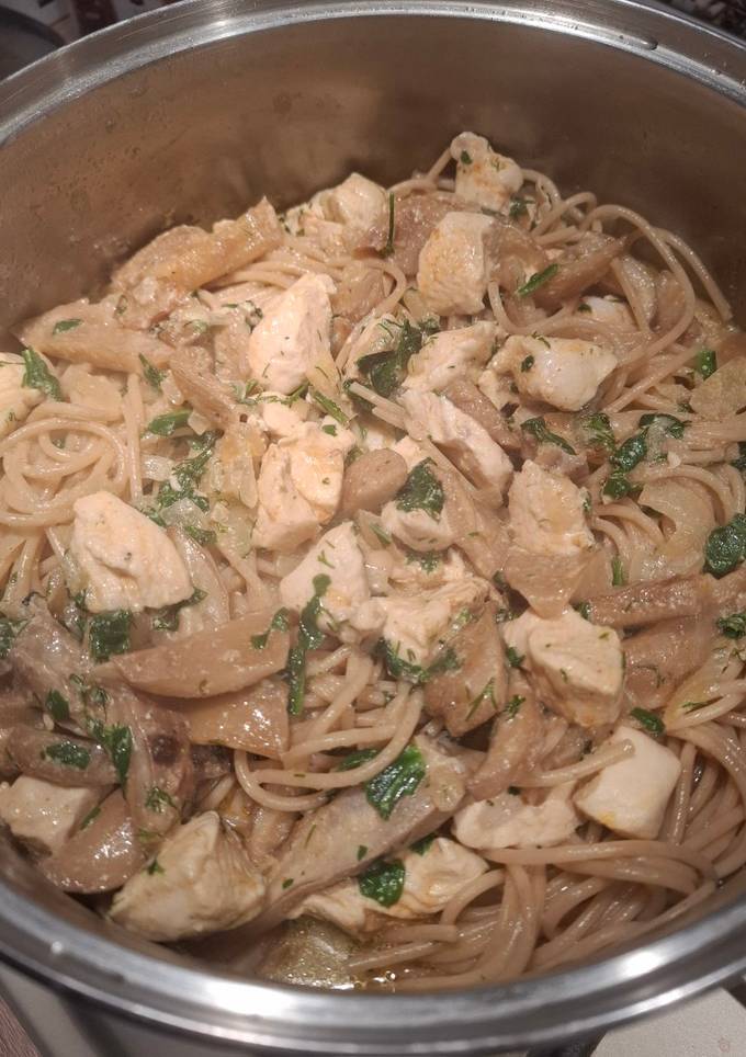 Спагетті з куркою та лісовими гливами😋