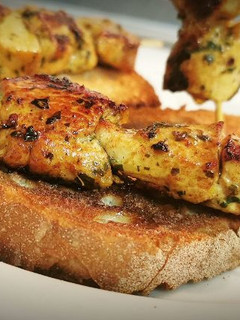 Una foto de Pinchitos Morunos de Pollo, a la Andaluza