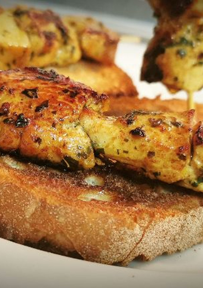 Una foto de Pinchitos Morunos de Pollo, a la Andaluza