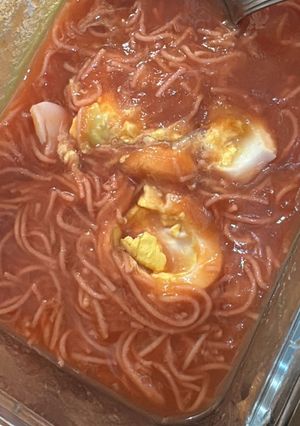 Foto de Sopa grossa de legumes com ovo cozido