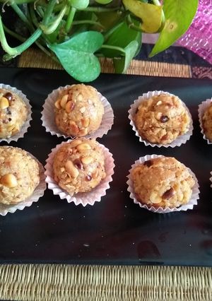A picture of Peanuts cashew nuts ladoo.
