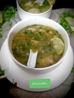चिकन लेमन कोरियांडर सूप (Chicken Lemon Coriander Soup recipe in Hindi) रेसिपी मुख्य फोटो