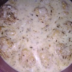 A picture of Dahi bhalle.