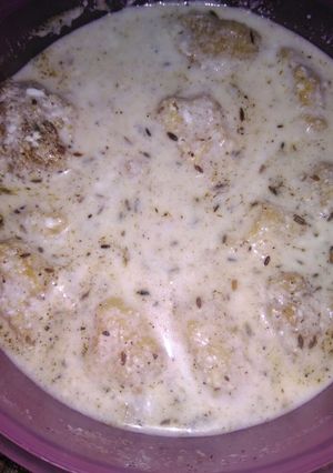 A picture of Dahi bhalle.