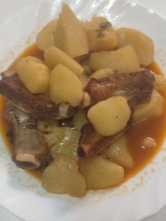 Una foto de Costillas con patatas