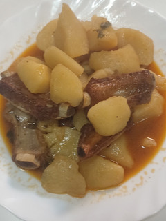 Una foto de Costillas con patatas
