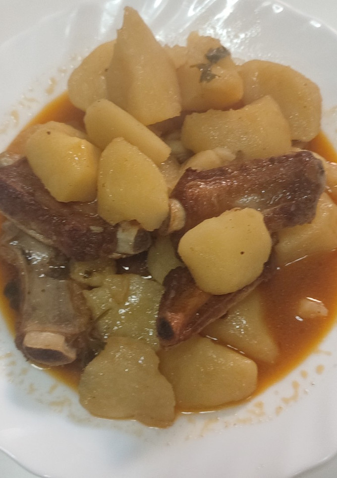 Una foto de Costillas con patatas