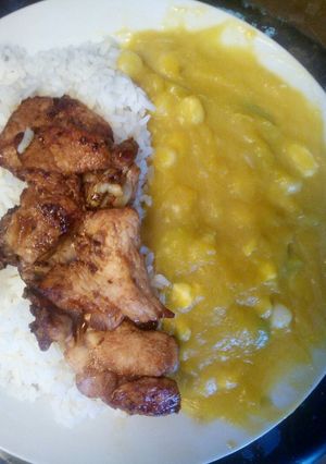 Una foto de Locro de zapallo con pollo dorado