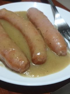 Una foto de Salchichas con cebolla
