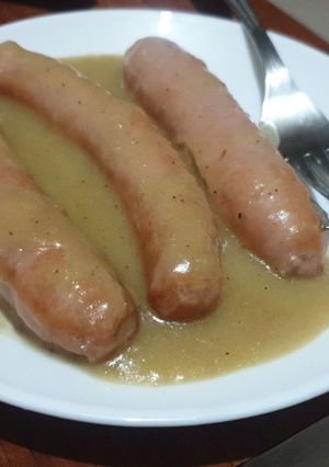 Una foto de Salchichas con cebolla