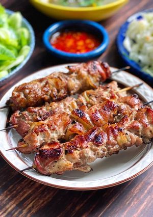 Hình của món Thịt Heo Xiên Que Nướng Lá Chuối.