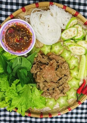 Hình của món Bò né cuốn bánh tráng.
