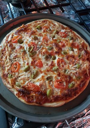 A picture of Chicken Pizza 🍕.