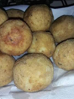 Una foto de Bombas de papas rellenas con jamón y muzzarella