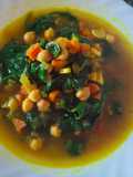 Sopa de espinacas y garbanzos con cúrcuma