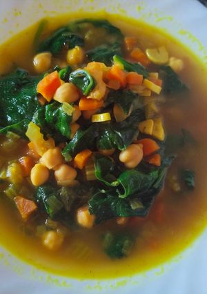 Una foto de Sopa de espinacas y garbanzos con cúrcuma