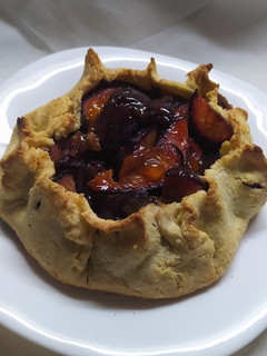 Una foto de Galette de Ciruelas Con o Sin Tacc