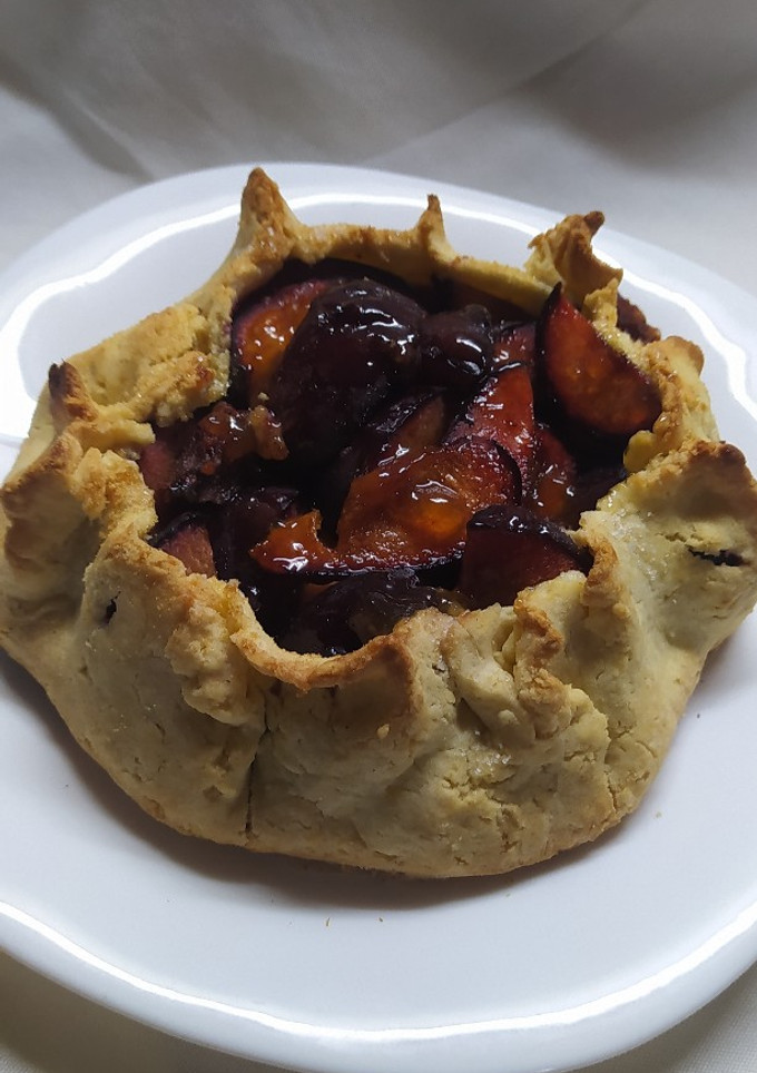 Una foto de Galette de Ciruelas Con o Sin Tacc