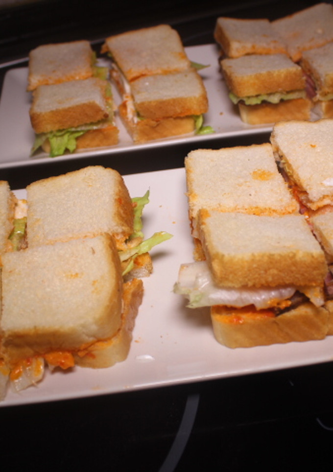 Una foto de Cuadraditos de pan de molde con jamón cocido