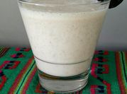 Una foto de licuado con ciruelas