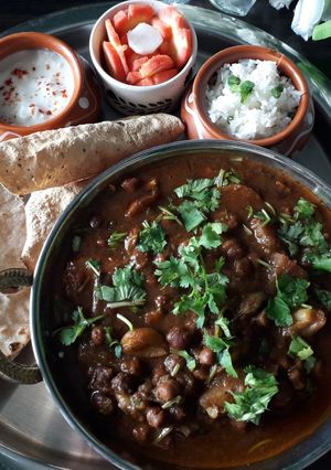 A picture of Kale chane aur aalu ki gravy.