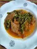 Nopales con chicharrón esponjado en salsa.